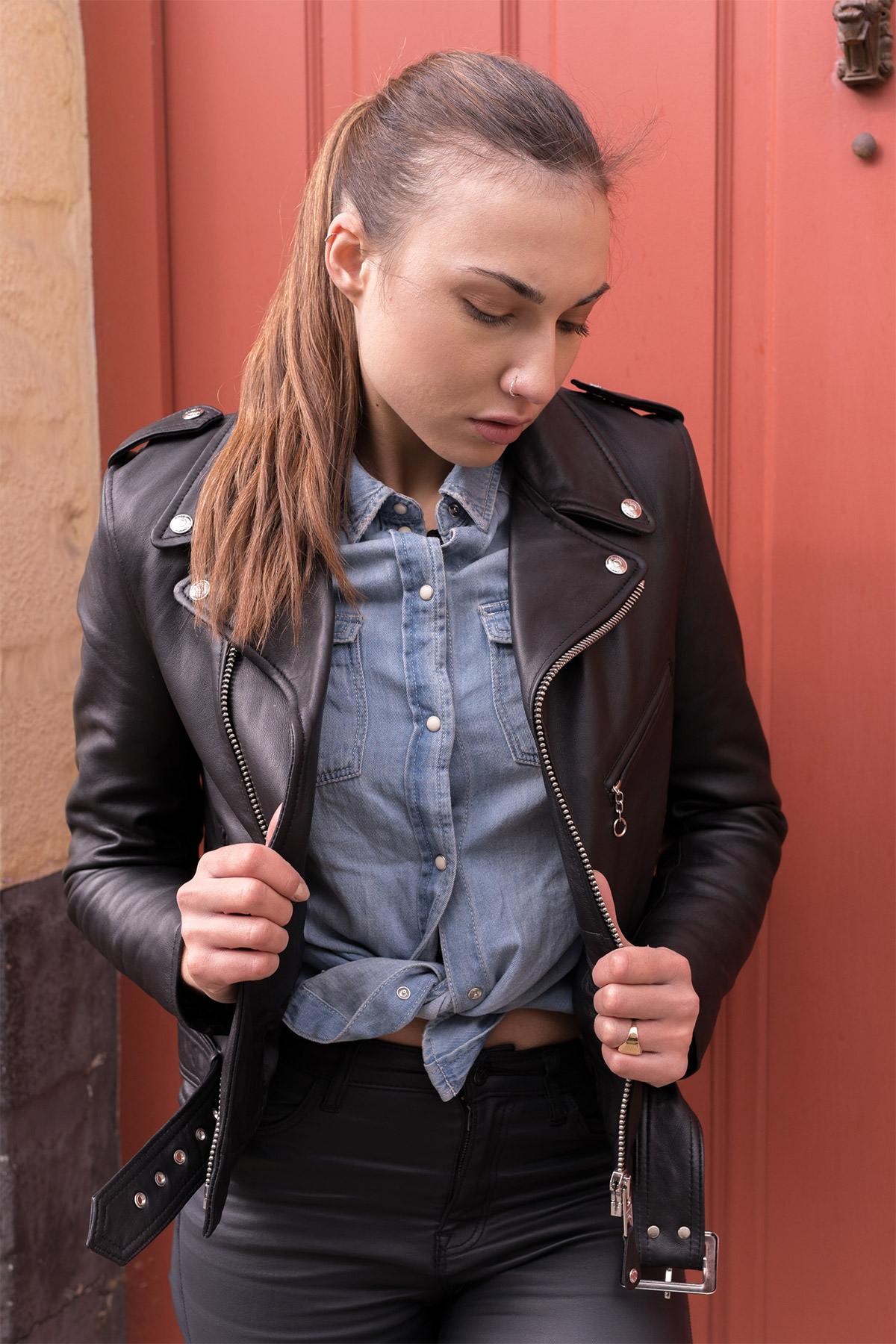 Slim-fit black lambskin leather jacket from Schott, biker-inspired. - Image n°2