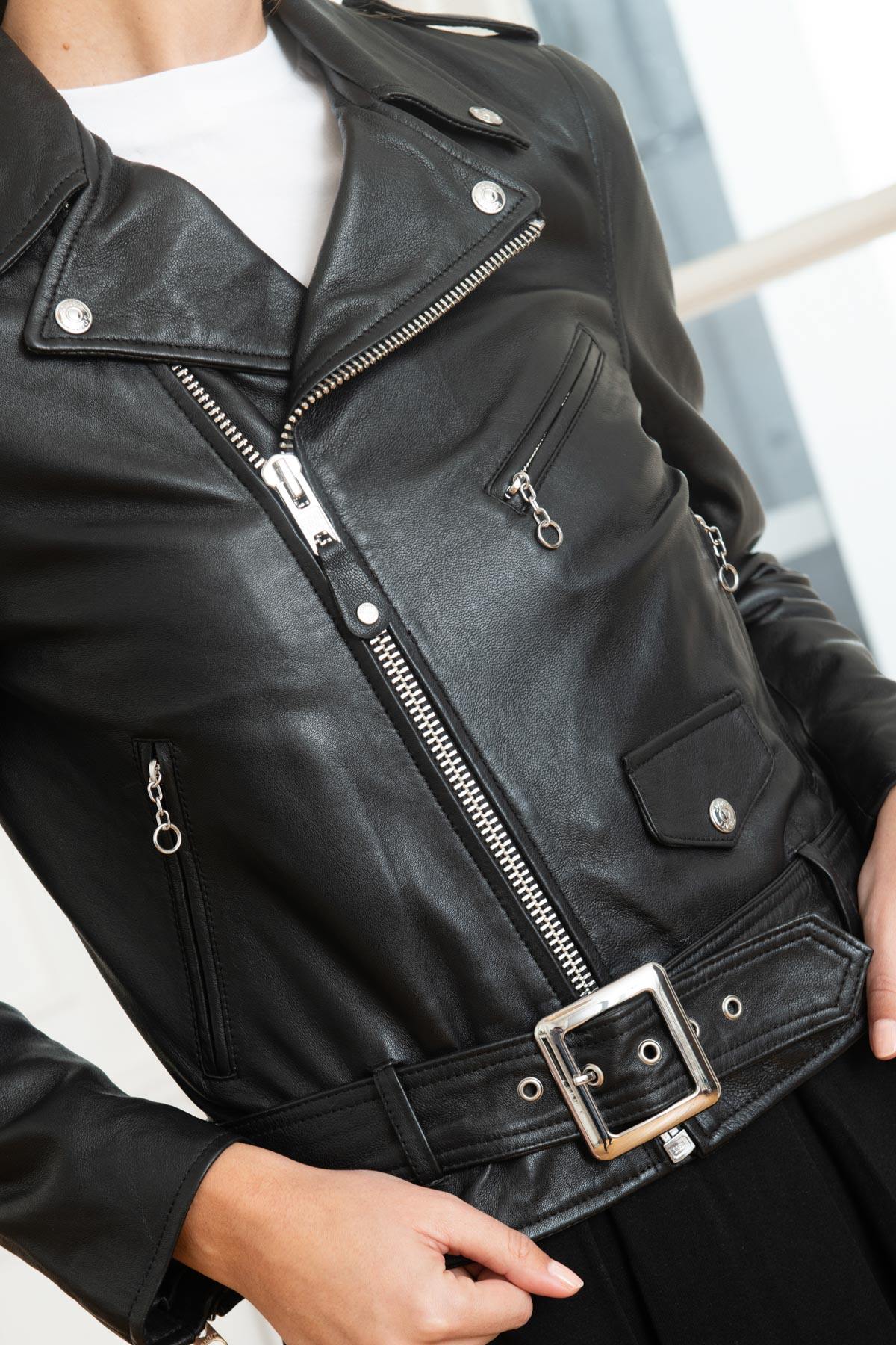 Slim-fit black lambskin leather jacket from Schott, biker-inspired. - Image n°10