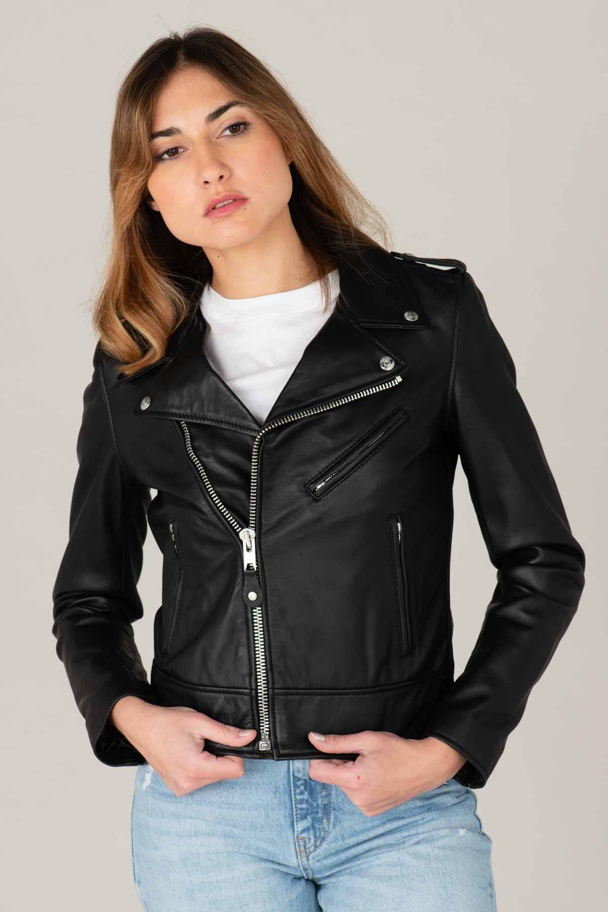 Schott's LCW1601D: a lambskin Perfecto with rock edge and sleek cut. - Image n°3