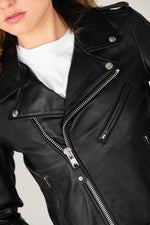Schott's LCW1601D: a lambskin Perfecto with rock edge and sleek cut. - Image n°10