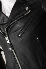 Schott's LCW1601D: a lambskin Perfecto with rock edge and sleek cut. - Image n°6