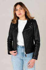 Schott's LCW1601D: a lambskin Perfecto with rock edge and sleek cut. - Image n°7