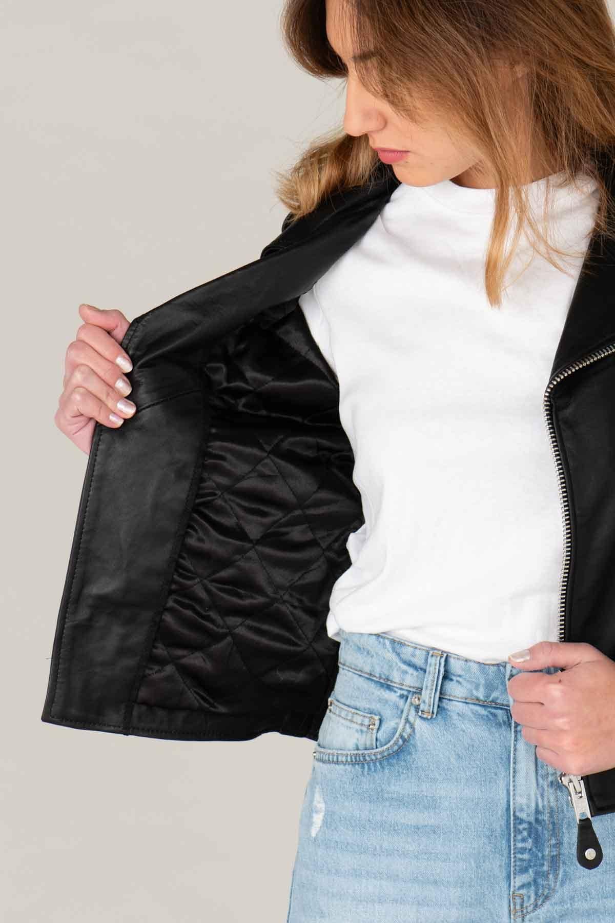 Schott's LCW1601D: a lambskin Perfecto with rock edge and sleek cut. - Image n°8