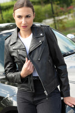 Schott's LCW1601D: a lambskin Perfecto with rock edge and sleek cut. - Image n°1