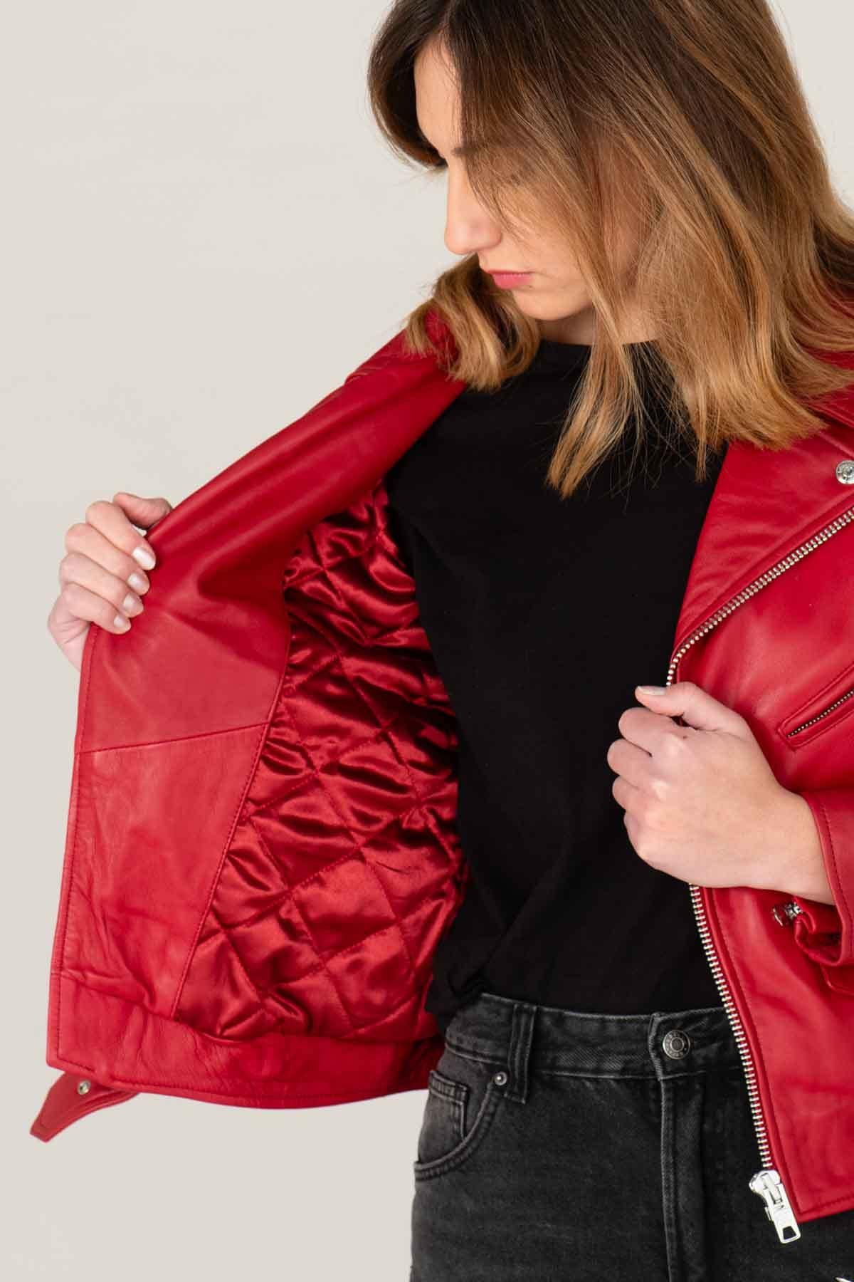 Schott's Perfecto in red lambskin: supple, lightweight, iconic. - Image n°6