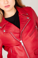 Schott's Perfecto in red lambskin: supple, lightweight, iconic. - Image n°2