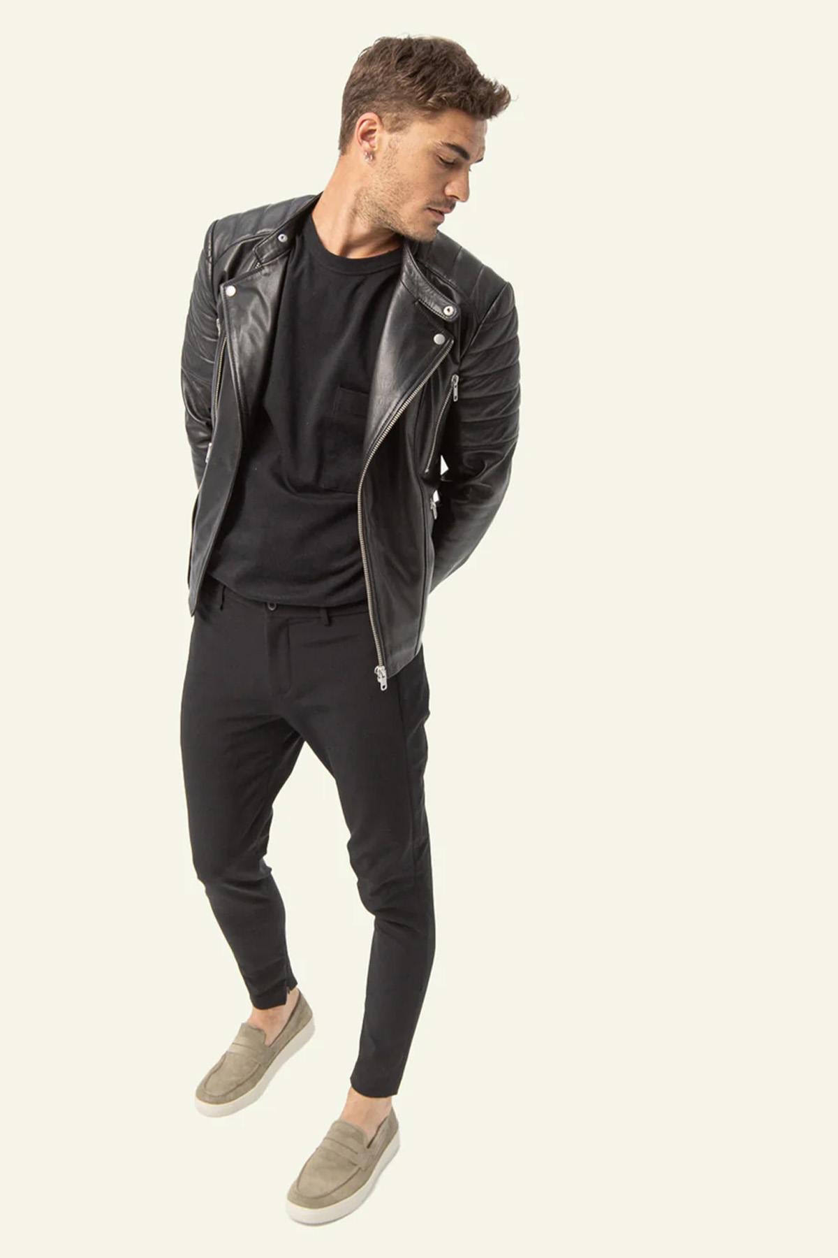 Slim-fit black lambskin biker jacket with matelassage shoulders. - Image n°4