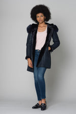 Navy lambshearling jacket with fox fur-trimmed hood for elegance. - Image n°2