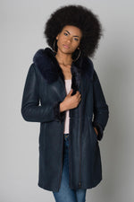 Navy lambshearling jacket with fox fur-trimmed hood for elegance. - Image n°3