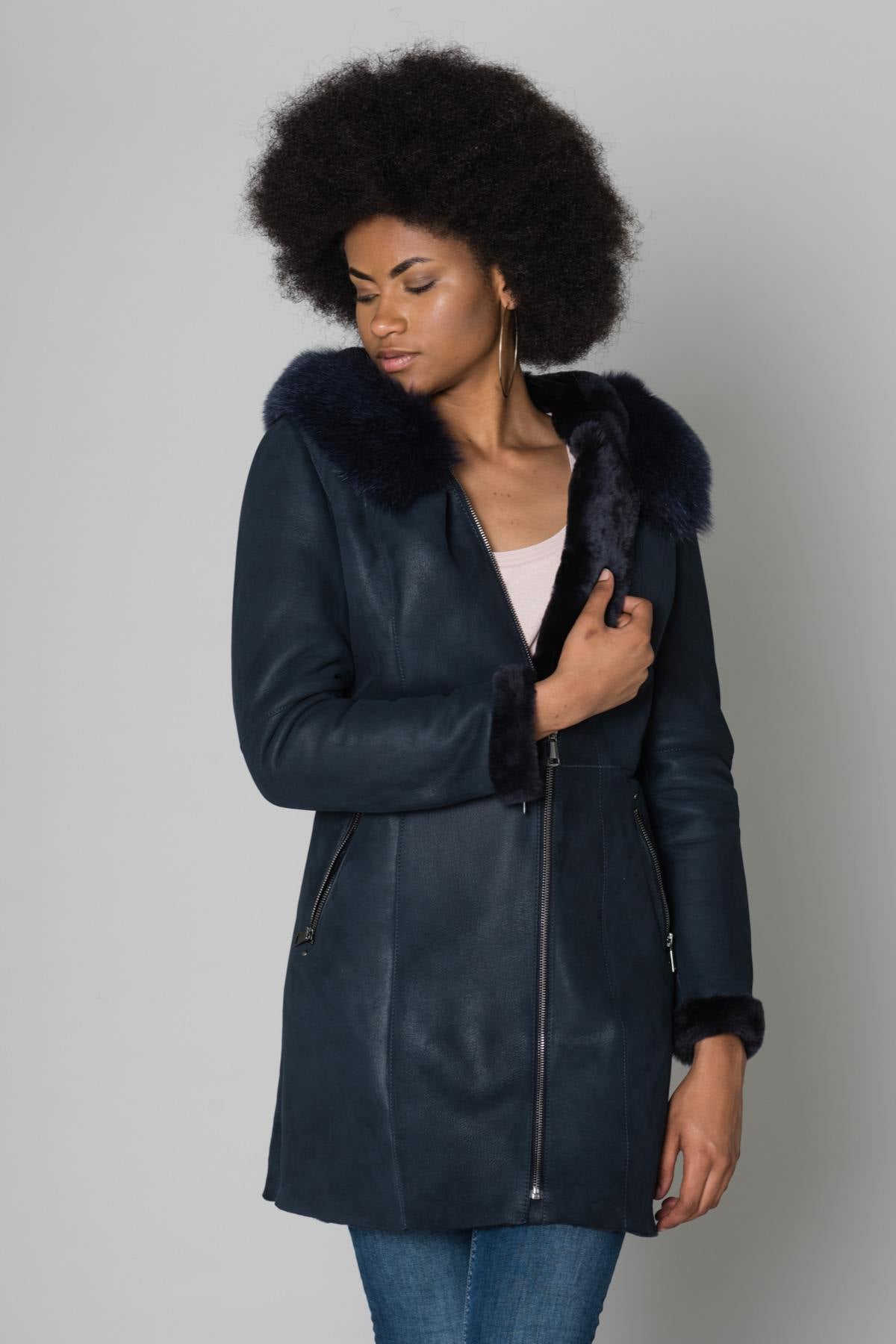 Navy lambshearling jacket with fox fur-trimmed hood for elegance. - Image n°4