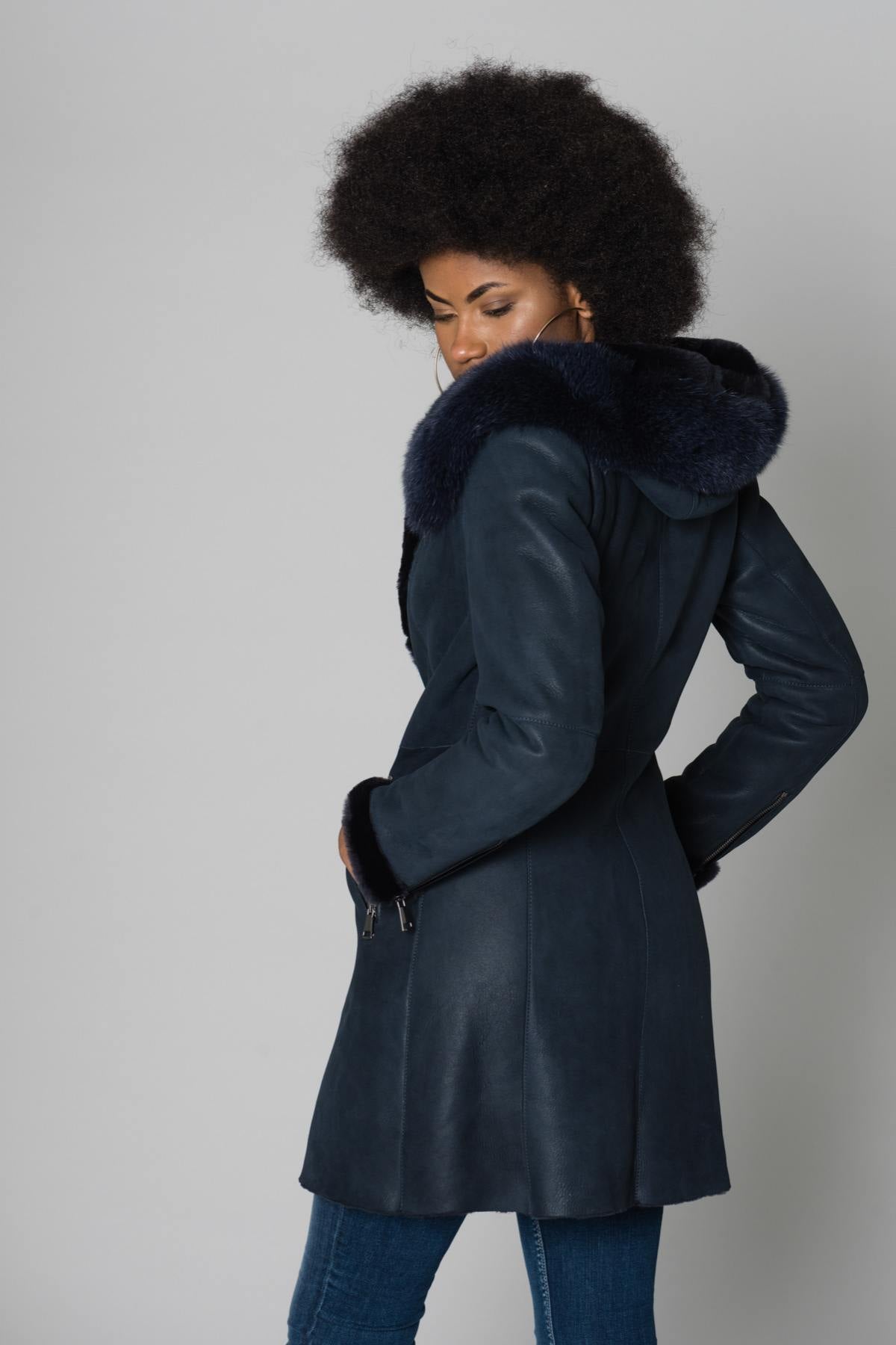 Navy lambshearling jacket with fox fur-trimmed hood for elegance. - Image n°1