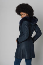 Navy lambshearling jacket with fox fur-trimmed hood for elegance. - Image n°1