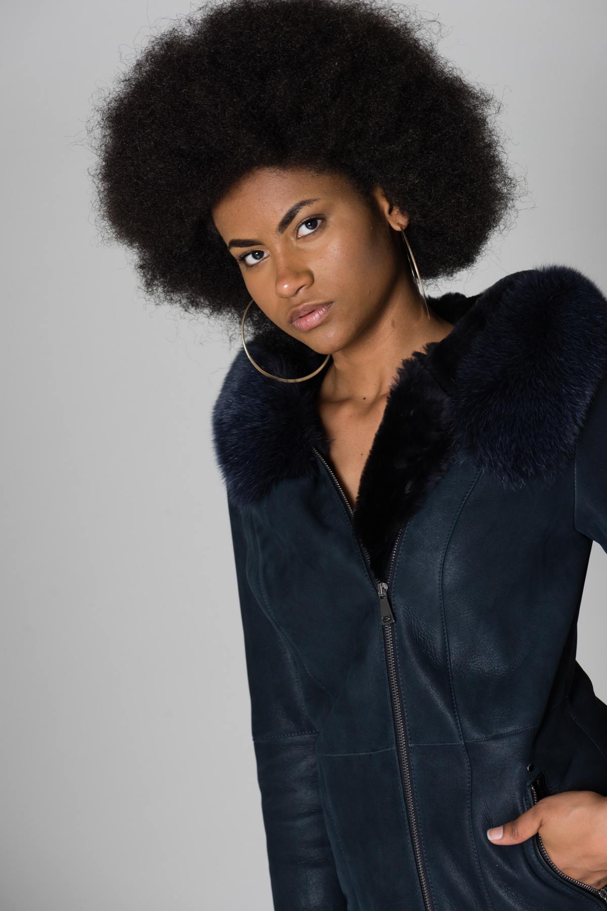 Navy lambshearling jacket with fox fur-trimmed hood for elegance. - Image n°5