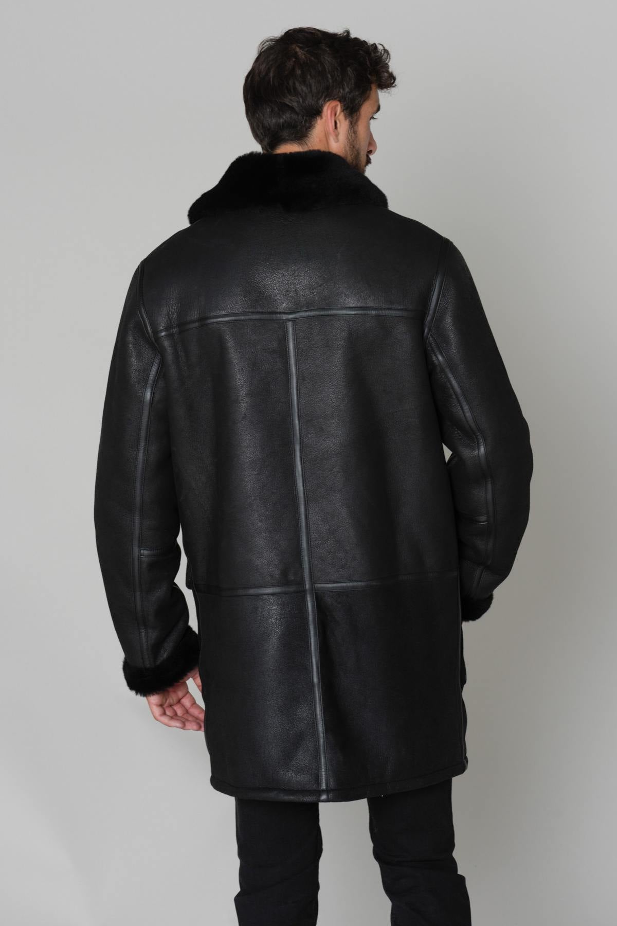 Schott's sheepskin coat: aviator warmth and elegance in one. - Image n°5