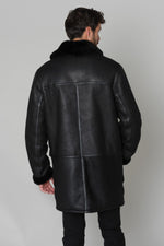 Schott's sheepskin coat: aviator warmth and elegance in one. - Image n°5