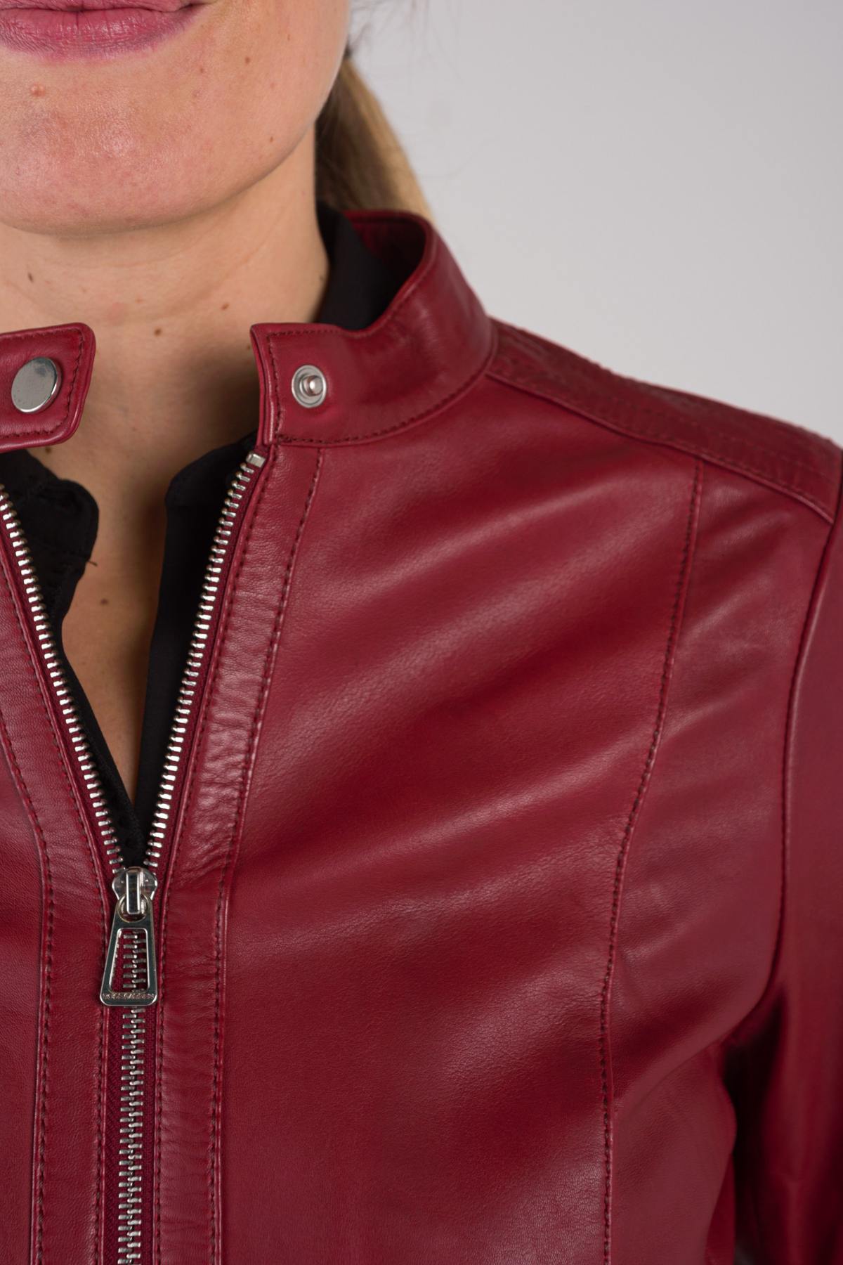 Red lambskin biker jacket. Feminine edge with Mao collar and press-stud. - Image n°2
