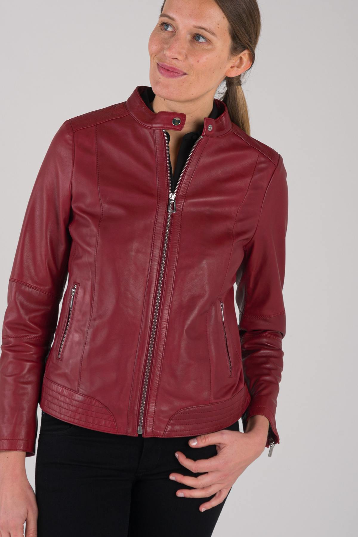 Red lambskin biker jacket. Feminine edge with Mao collar and press-stud. - Image n°4