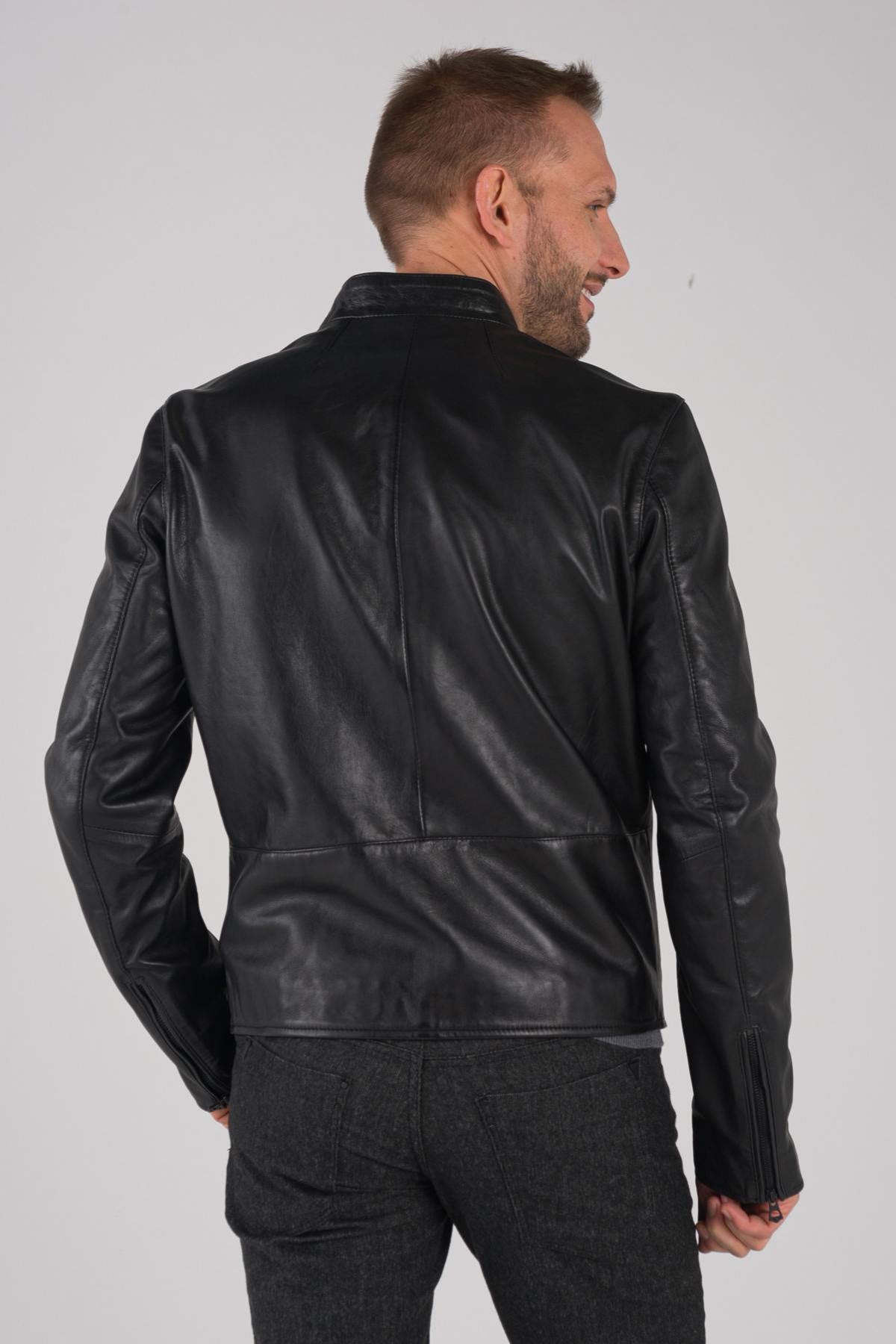 Daytona's black sheepskin jacket: soft leather, classic biker appeal. - Image n°6