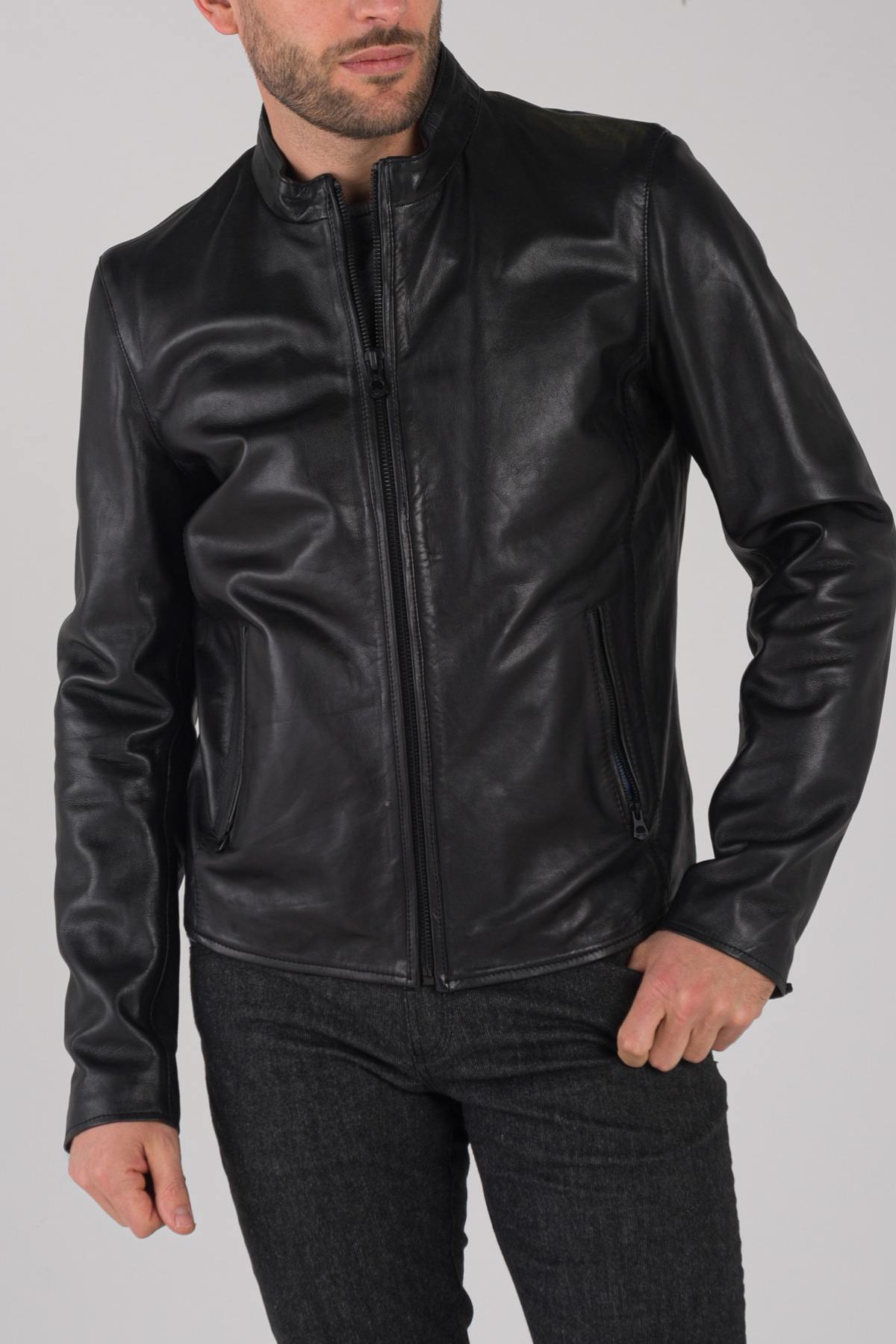 Daytona's black sheepskin jacket: soft leather, classic biker appeal. - Image n°3
