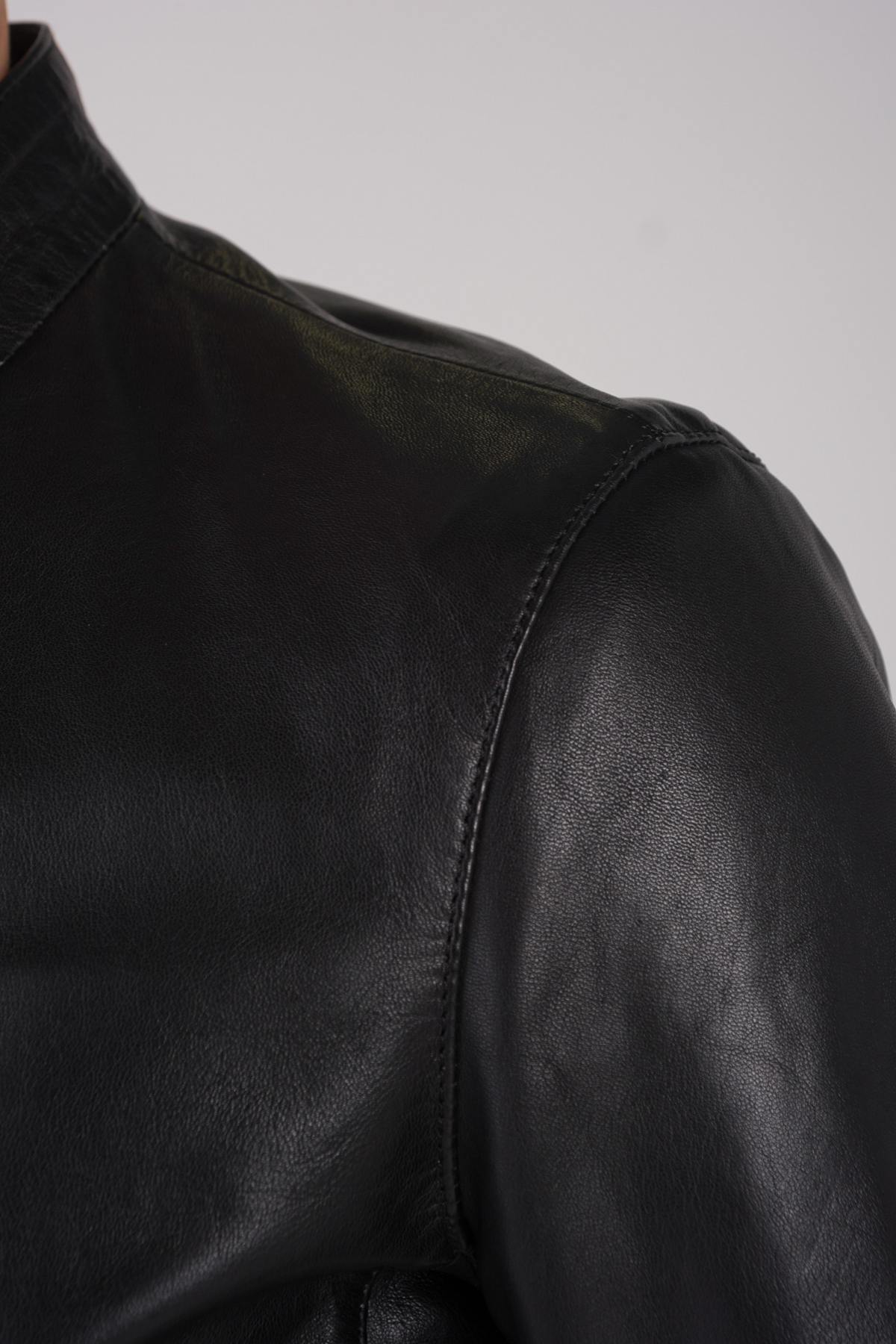 Daytona's black sheepskin jacket: soft leather, classic biker appeal. - Image n°7
