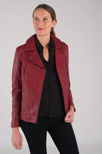 Bold red chilli lambskin, patinated and curve fit for a modern look. - Image n°3