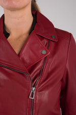 Bold red chilli lambskin, patinated and curve fit for a modern look. - Image n°6