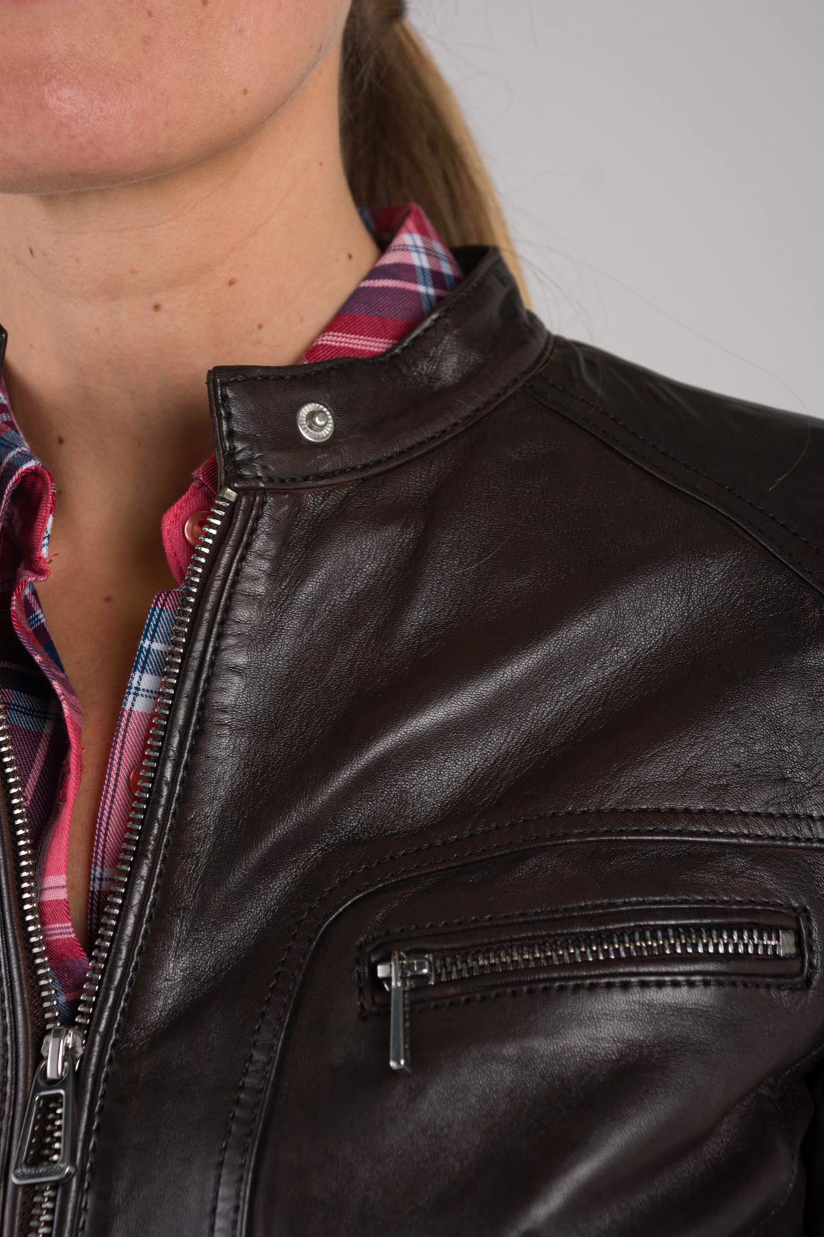 Deep brown lambskin jacket with a patina finish and mandarin collar. - Image n°7