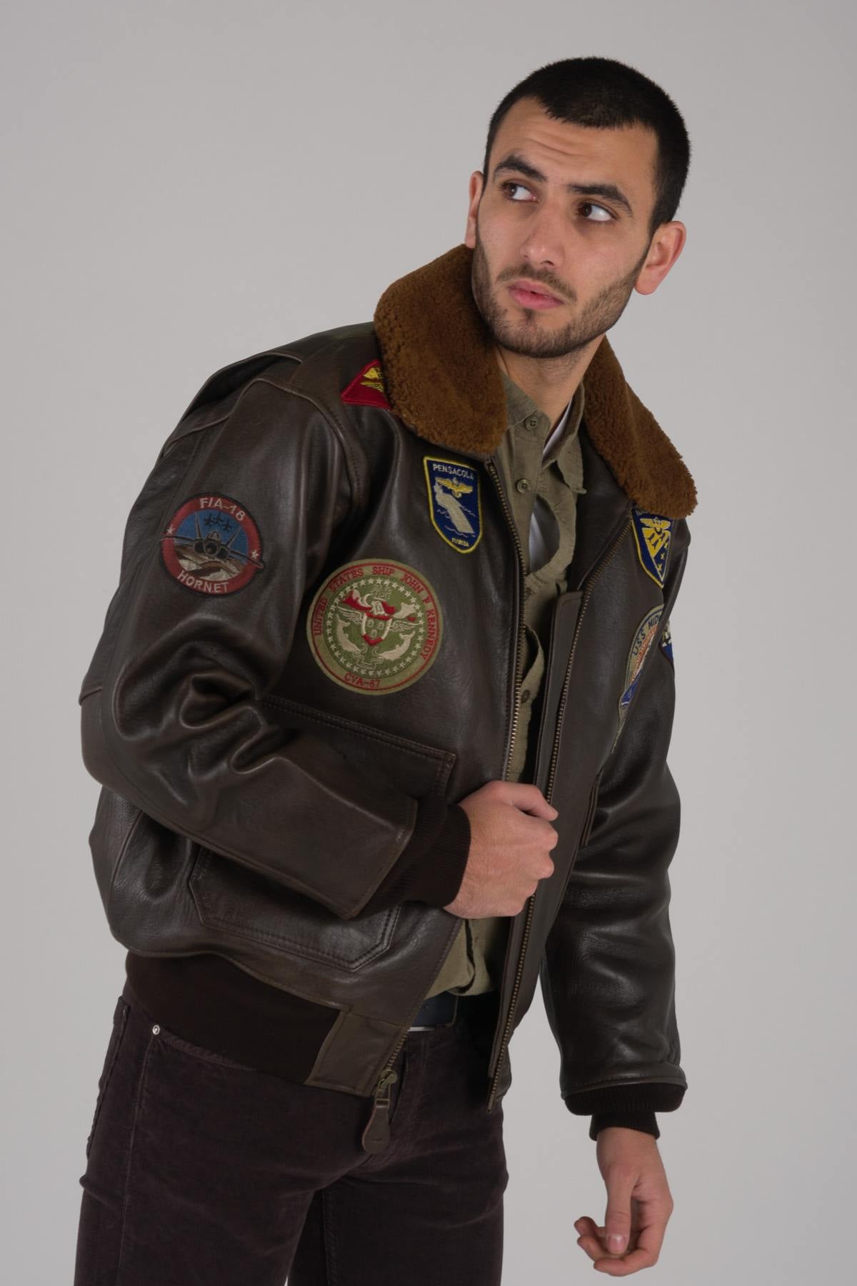 Schott's aviator-inspired lambskin bomber with detachable shearling collar.Warm, aged finish for timeless style. - Image n°6