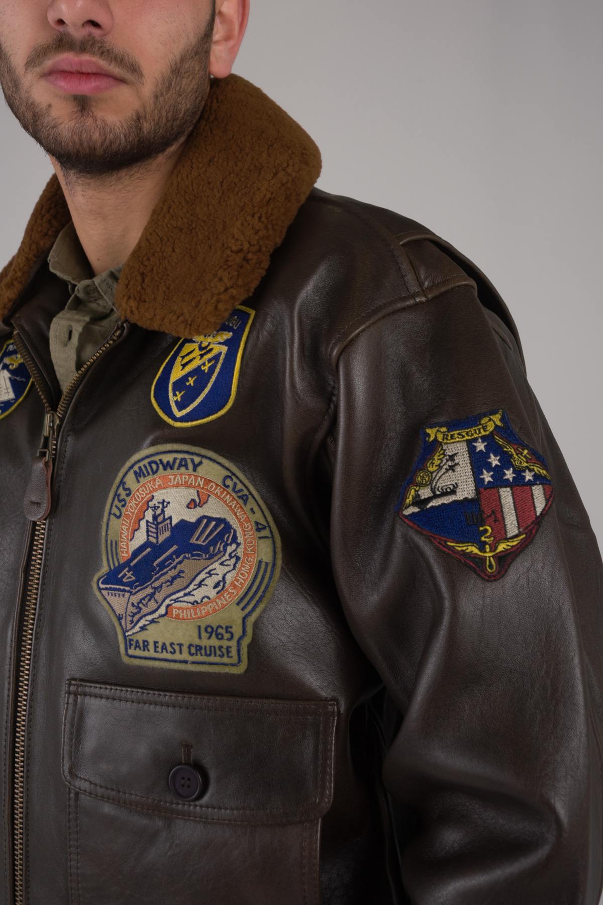 Schott's aviator-inspired lambskin bomber with detachable shearling collar.Warm, aged finish for timeless style. - Image n°8