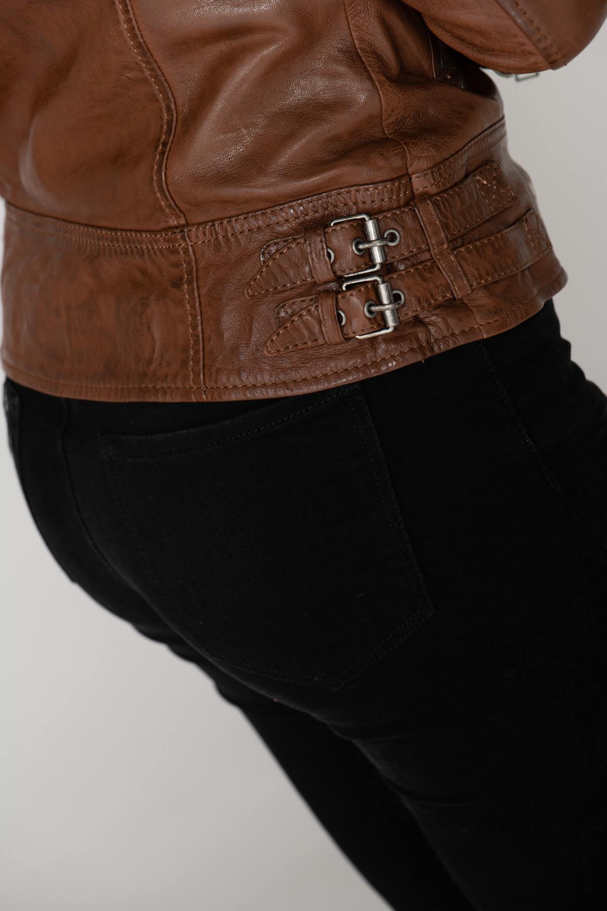 Mid-brown sheepskin biker jacket with vintage patina and adjustable straps. - Image n°13
