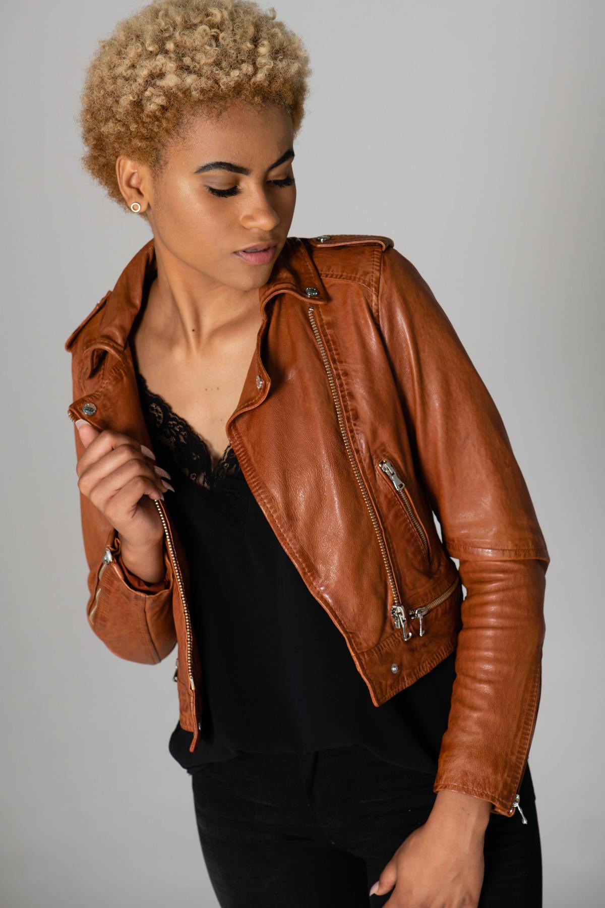 Distressed cognac lambskin biker jacket, cropped with silver details. - Image n°1