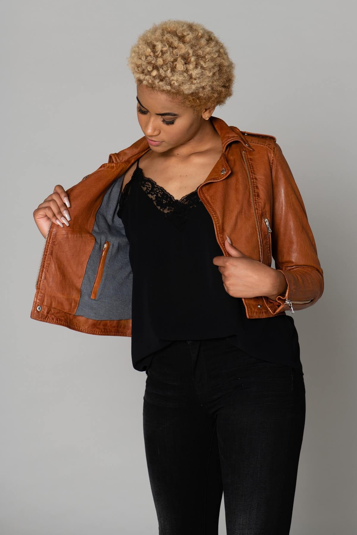 Distressed cognac lambskin biker jacket, cropped with silver details. - Image n°5
