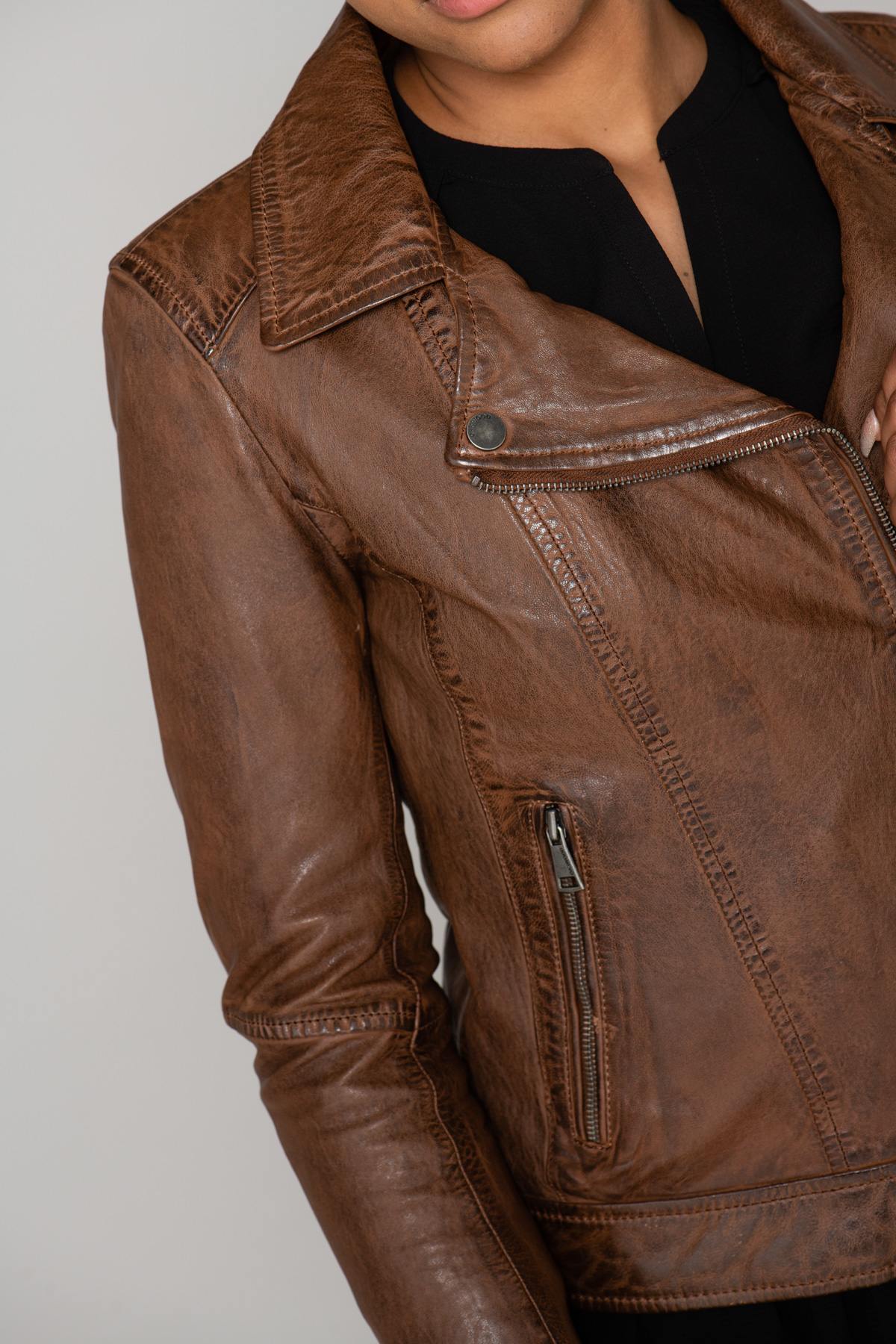 Oakwood's tan lambskin biker: slim, distressed, and effortlessly bold. - Image n°4