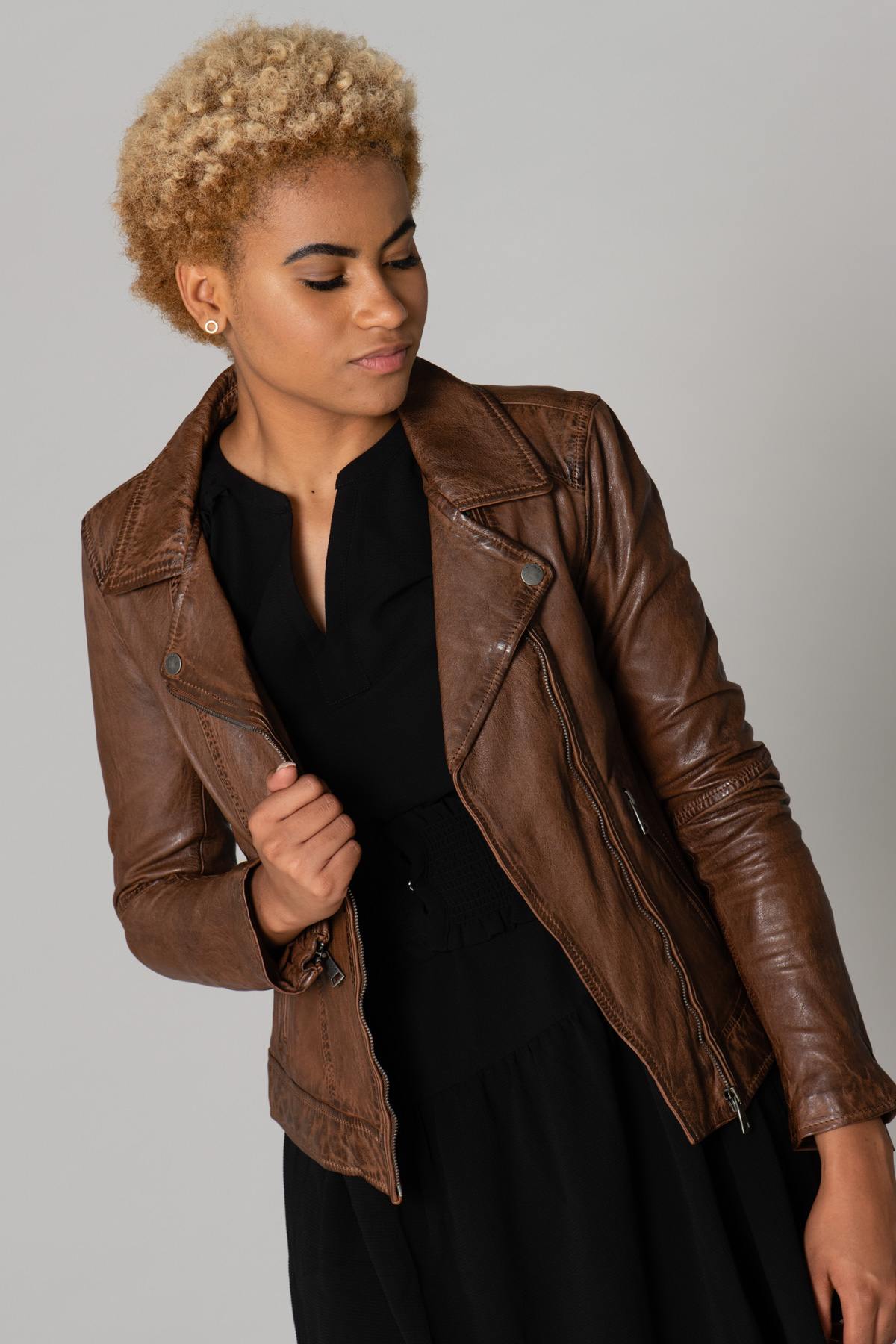 Oakwood's tan lambskin biker: slim, distressed, and effortlessly bold. - Image n°1