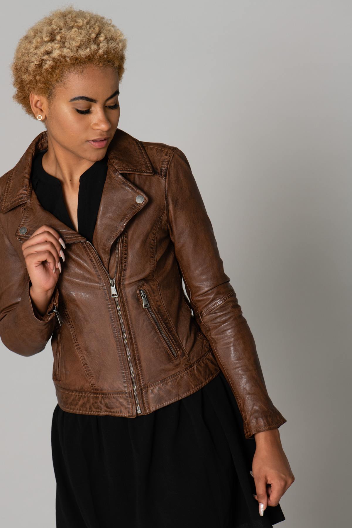 Oakwood's tan lambskin biker: slim, distressed, and effortlessly bold. - Image n°7