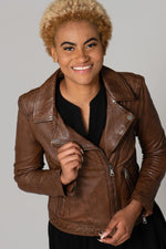 Oakwood's tan lambskin biker: slim, distressed, and effortlessly bold. - Image n°2