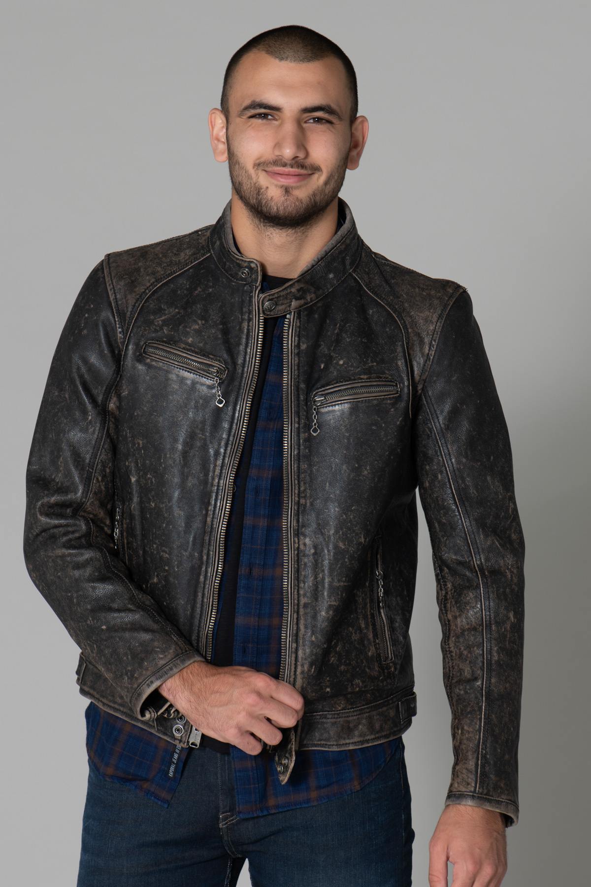 Patinaed cowhide biker jacket, stone-washed for a lived-in edge. - Image n°4