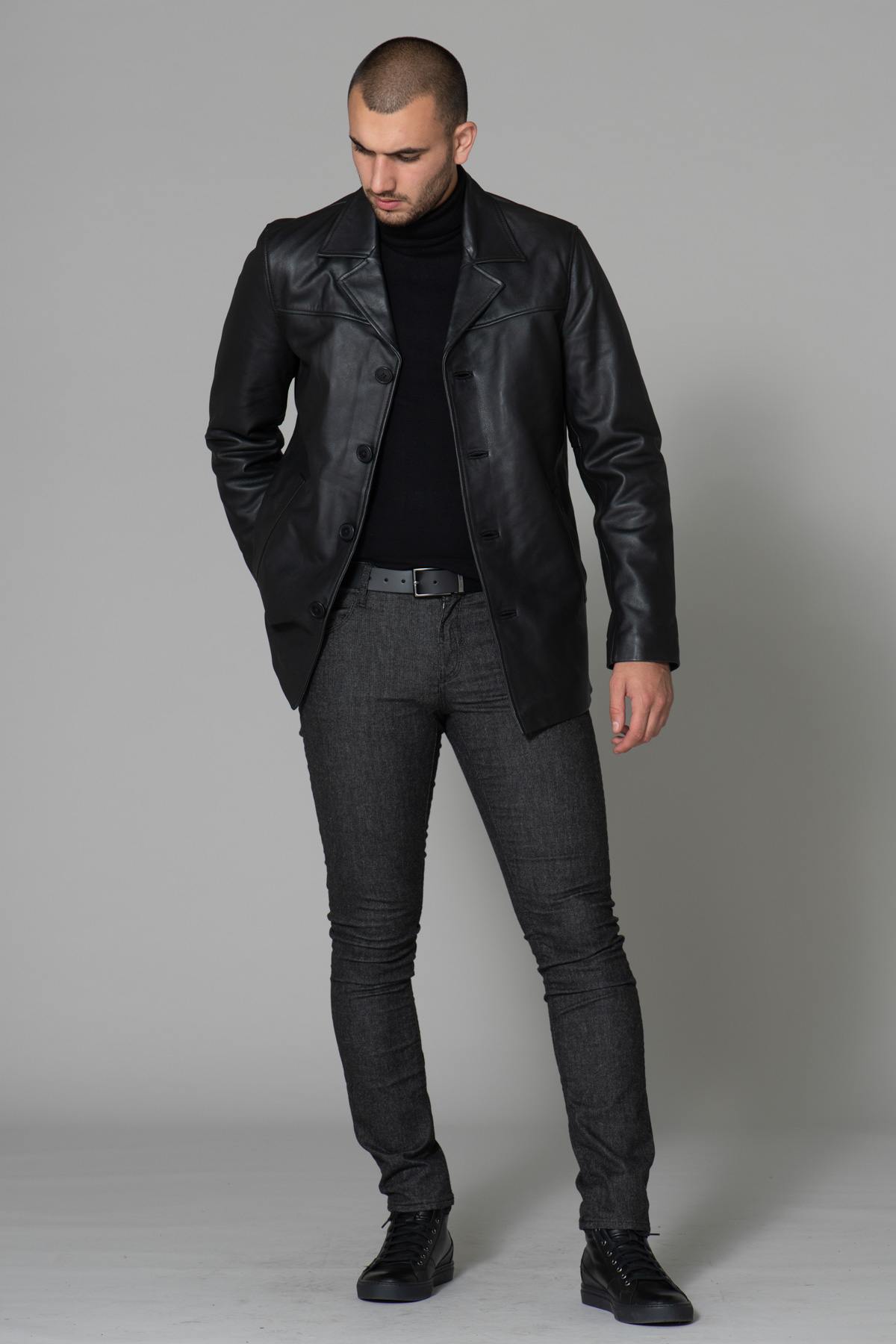 This Schott jacket updates the Perfecto with a buttoned placket. - Image n°2