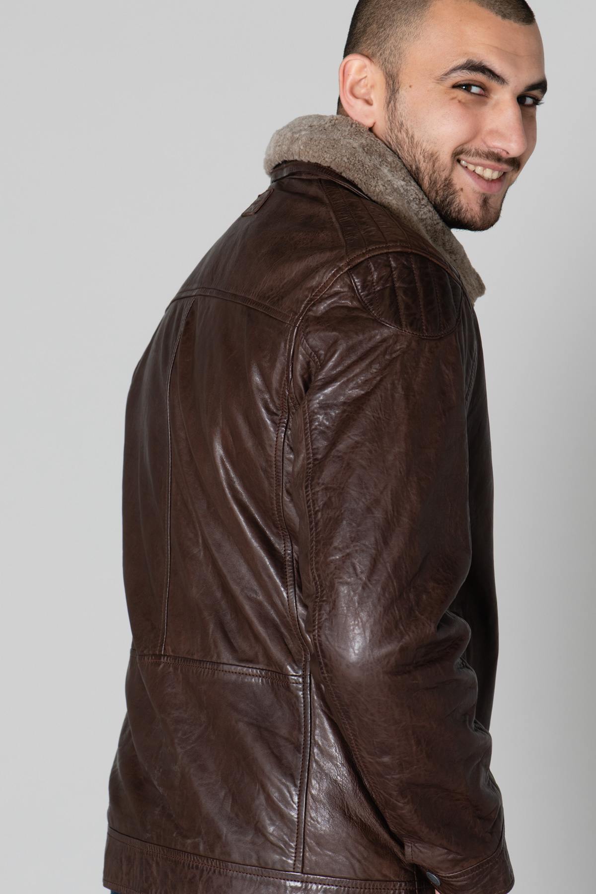 A walnut sheepskin aviator jacket: soft, adaptable, timeless. - Image n°6