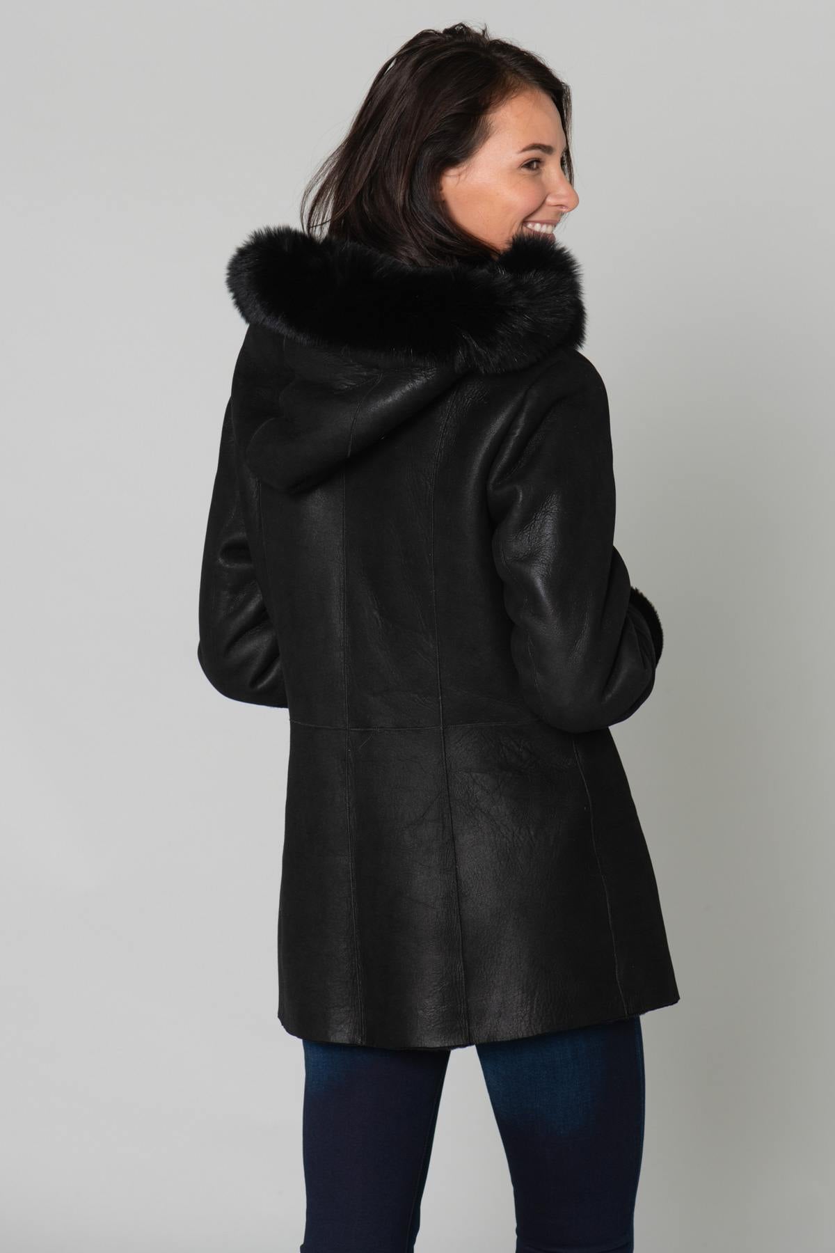 Warm black reversed sheepskin coat with fixed hood and straight fit. - Image n°4
