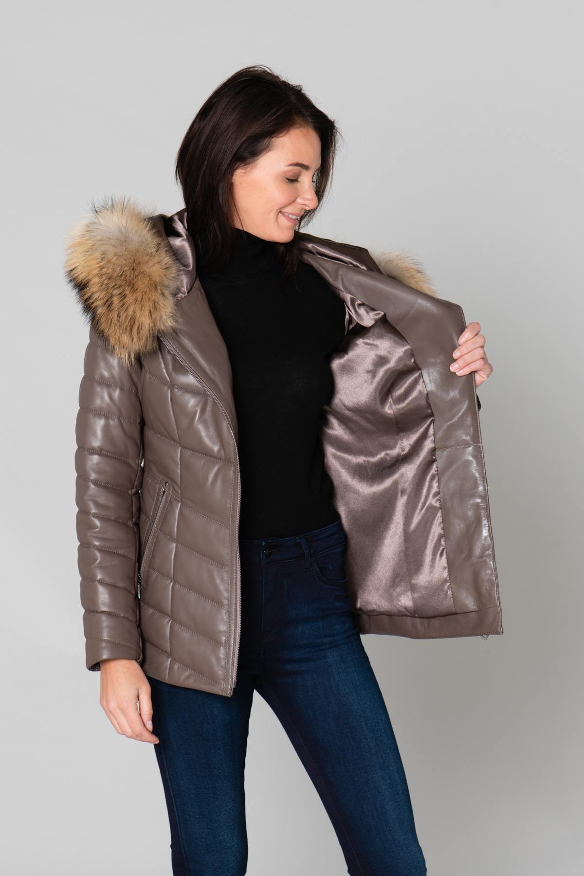 Taupe shearling jacket, mid-length with asymmetrical zip and lining. - Image n°5