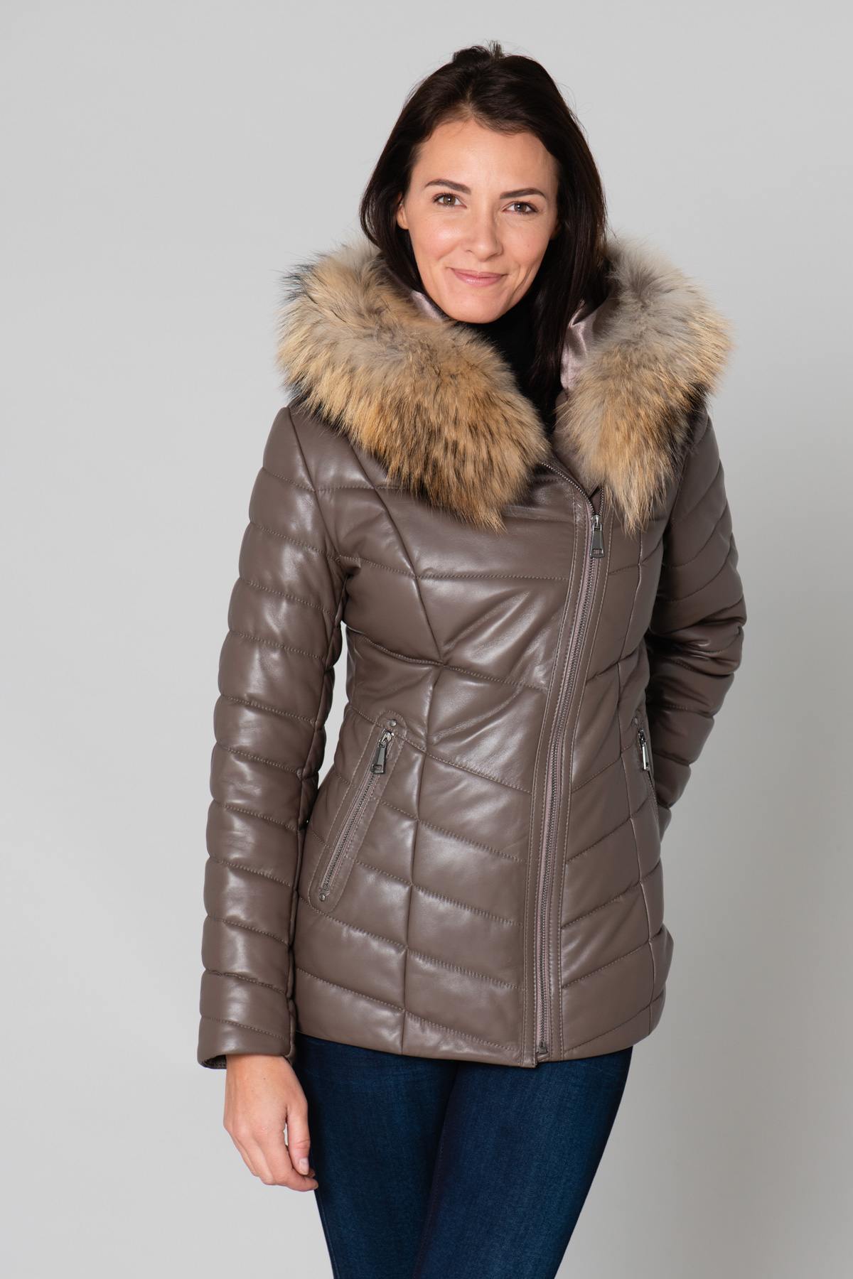 Taupe shearling jacket, mid-length with asymmetrical zip and lining. - Image n°6