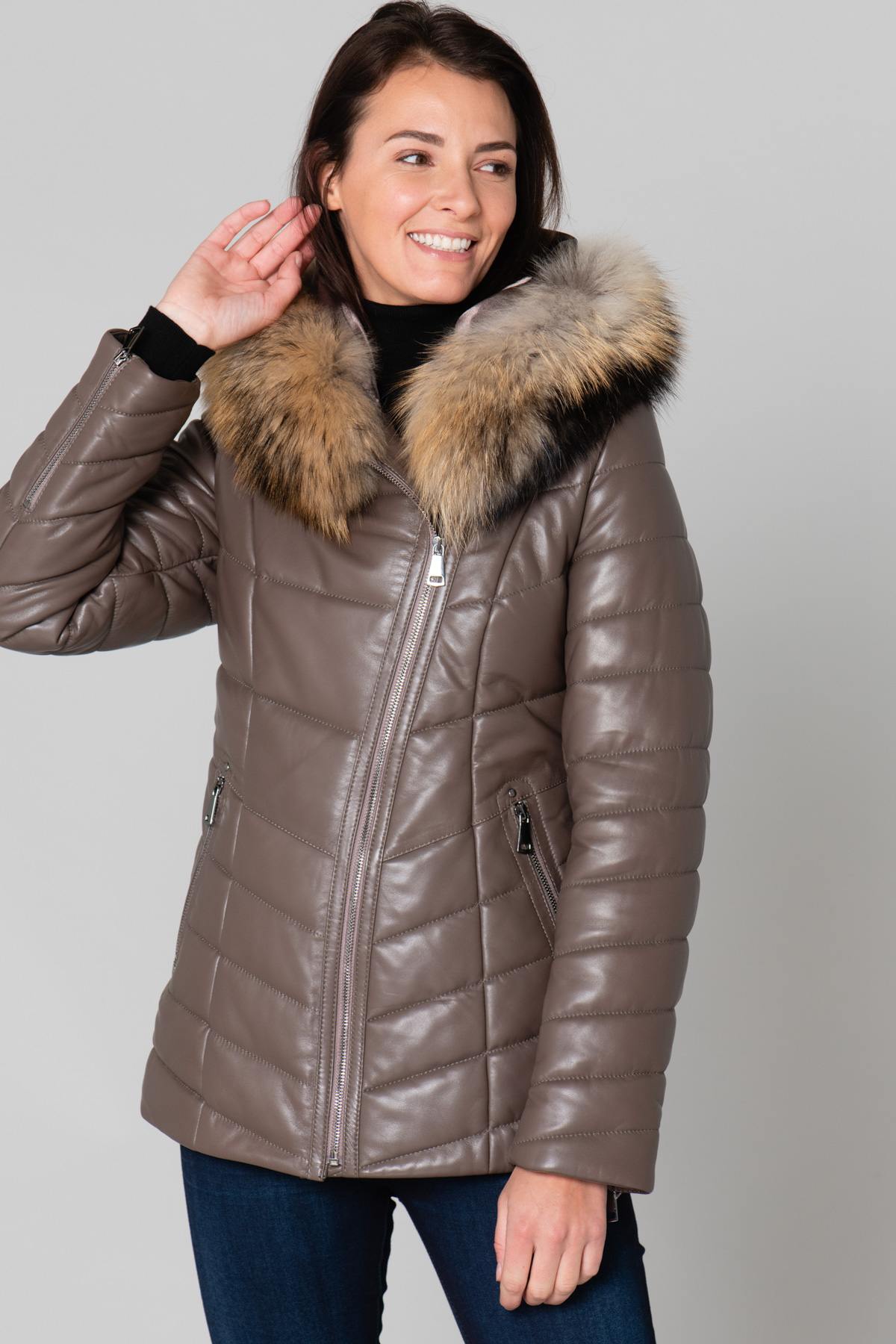 Taupe shearling jacket, mid-length with asymmetrical zip and lining. - Image n°2