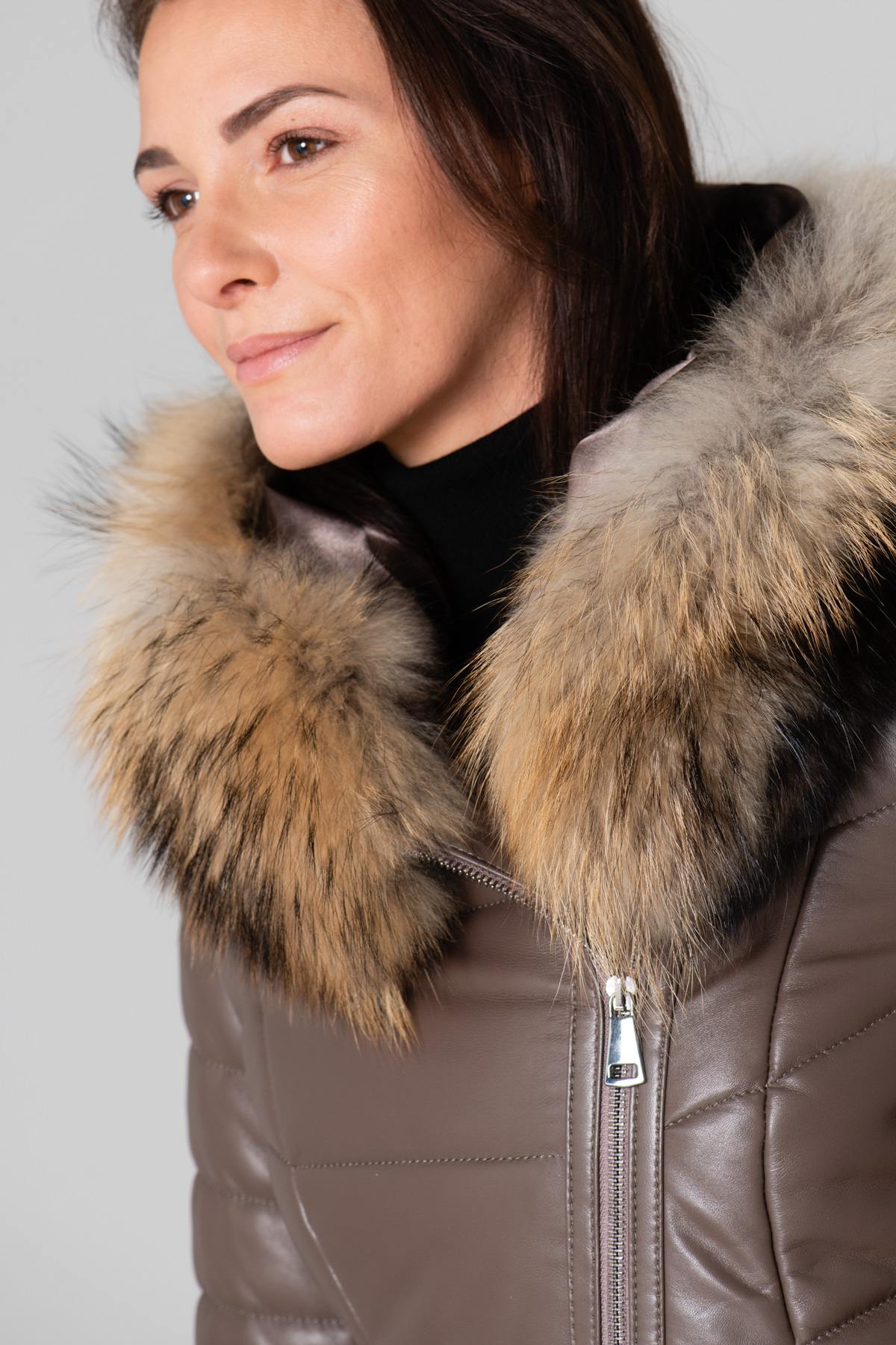 Taupe shearling jacket, mid-length with asymmetrical zip and lining. - Image n°8