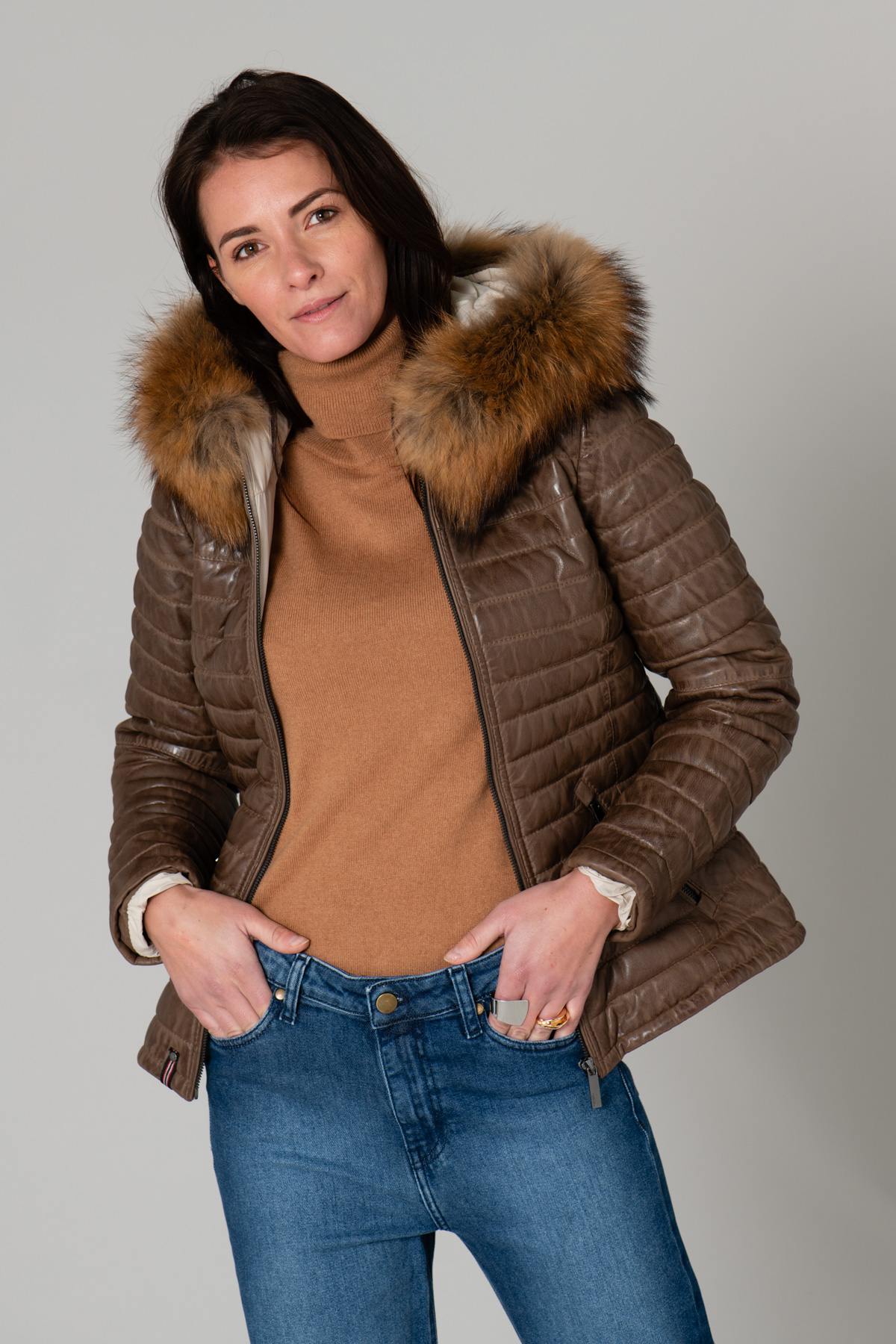 Slim-fit sheepskin jacket in light tan with aged quilted detailing. - Image n°3
