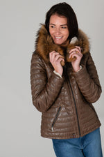Slim-fit sheepskin jacket in light tan with aged quilted detailing. - Image n°7