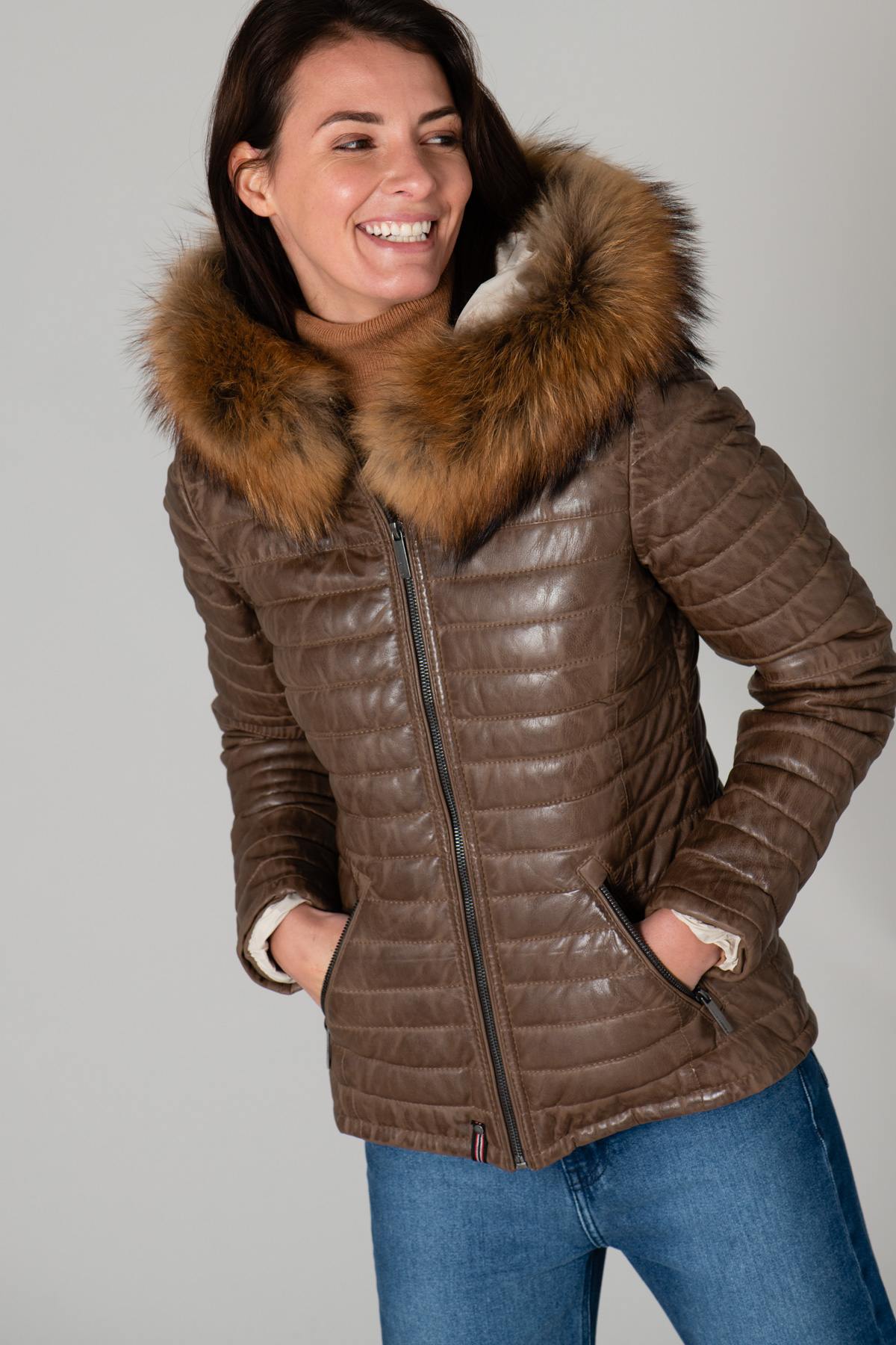 Slim-fit sheepskin jacket in light tan with aged quilted detailing. - Image n°1