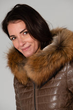 Slim-fit sheepskin jacket in light tan with aged quilted detailing. - Image n°8
