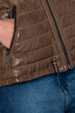 Slim-fit sheepskin jacket in light tan with aged quilted detailing. - Image n°9