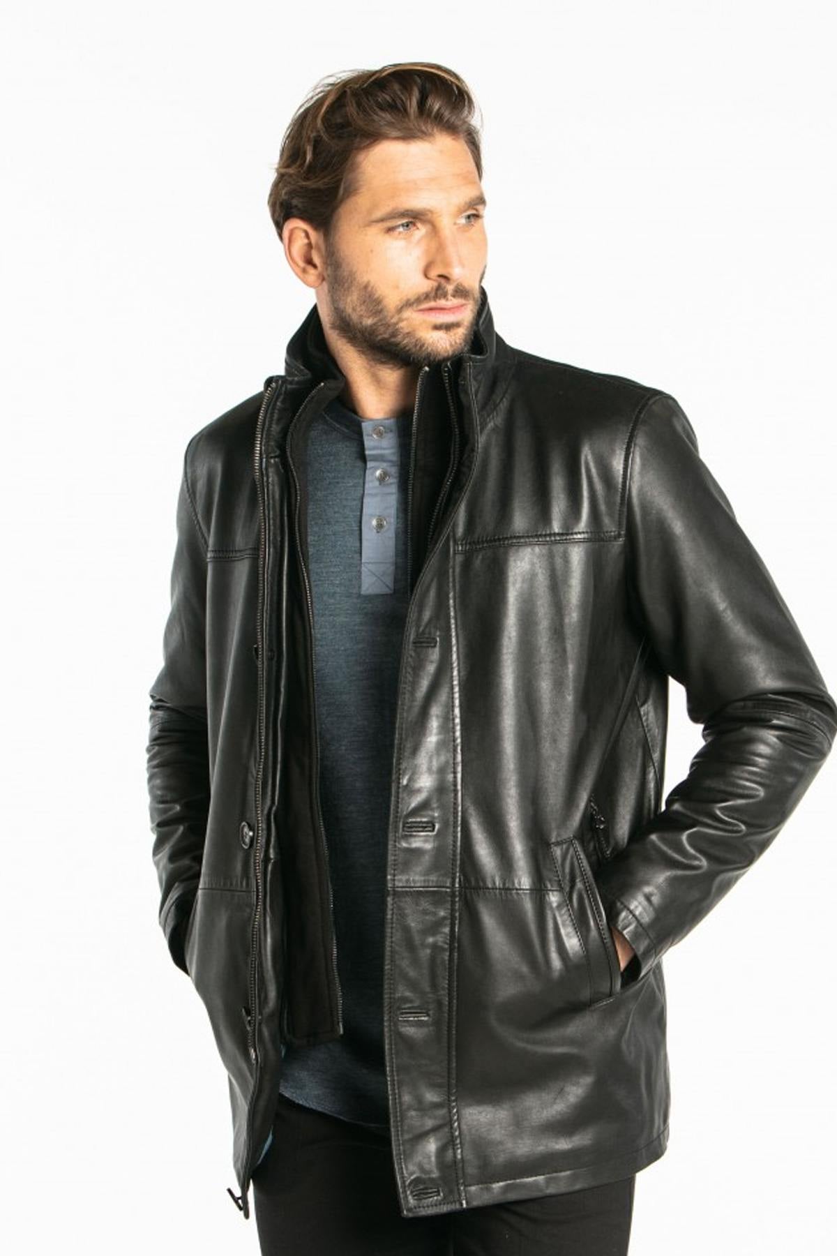 Sleek lambskin coat in glossy black, featuring a removable lining. - Image n°5